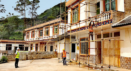 宜賓興文縣石海旅游公路沿線風貌改造工程接近完工，房屋建筑工程施工成果顯著